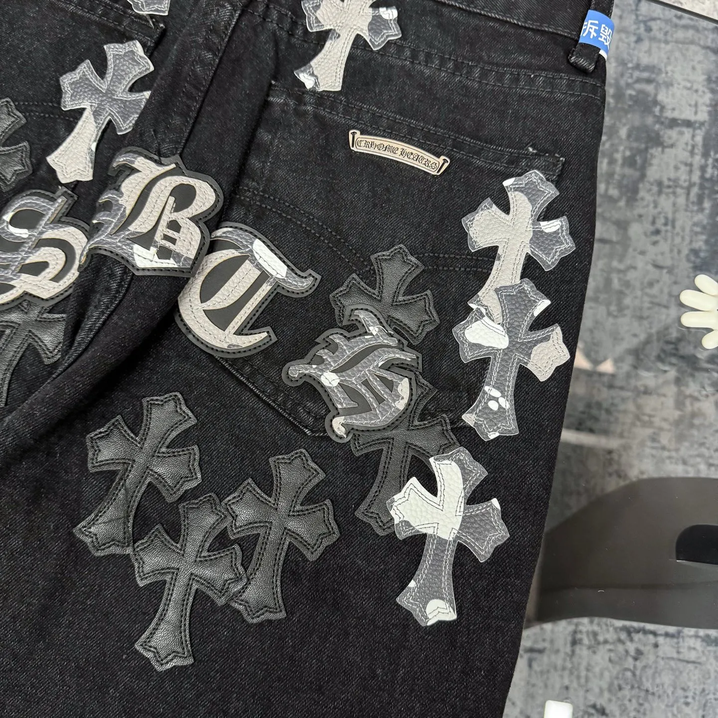 P260 Chrome Hearts Chrome Hearts Black Multi-leather Elements Full of Details Washed Jeans Authentically Restore the Ultimate Vintage Texture Three-Dimensional Fit Loose and Comfortable, Not Slimming Appearing Tall and Slim Made by a Manufacturer Original Quality Control Same Style for Men and Women Can Be Matched for Couples Versatile Recommendations Must-Have Jeans for All Seasons Fashionistas Have Been Disappointed From the Quality Selection of Fabrics, Cutting of Details, and Matching of Patterns, Everything Is Impeccable! The upper body is so handsome when worn...it can be easily worn by men, women and children! The craftsmanship is made of heavy-duty washed pure cotton denim fabric. After washing, it is soft and thick and looks very stylish when worn. Color: black Size: 28 30 32 34 36